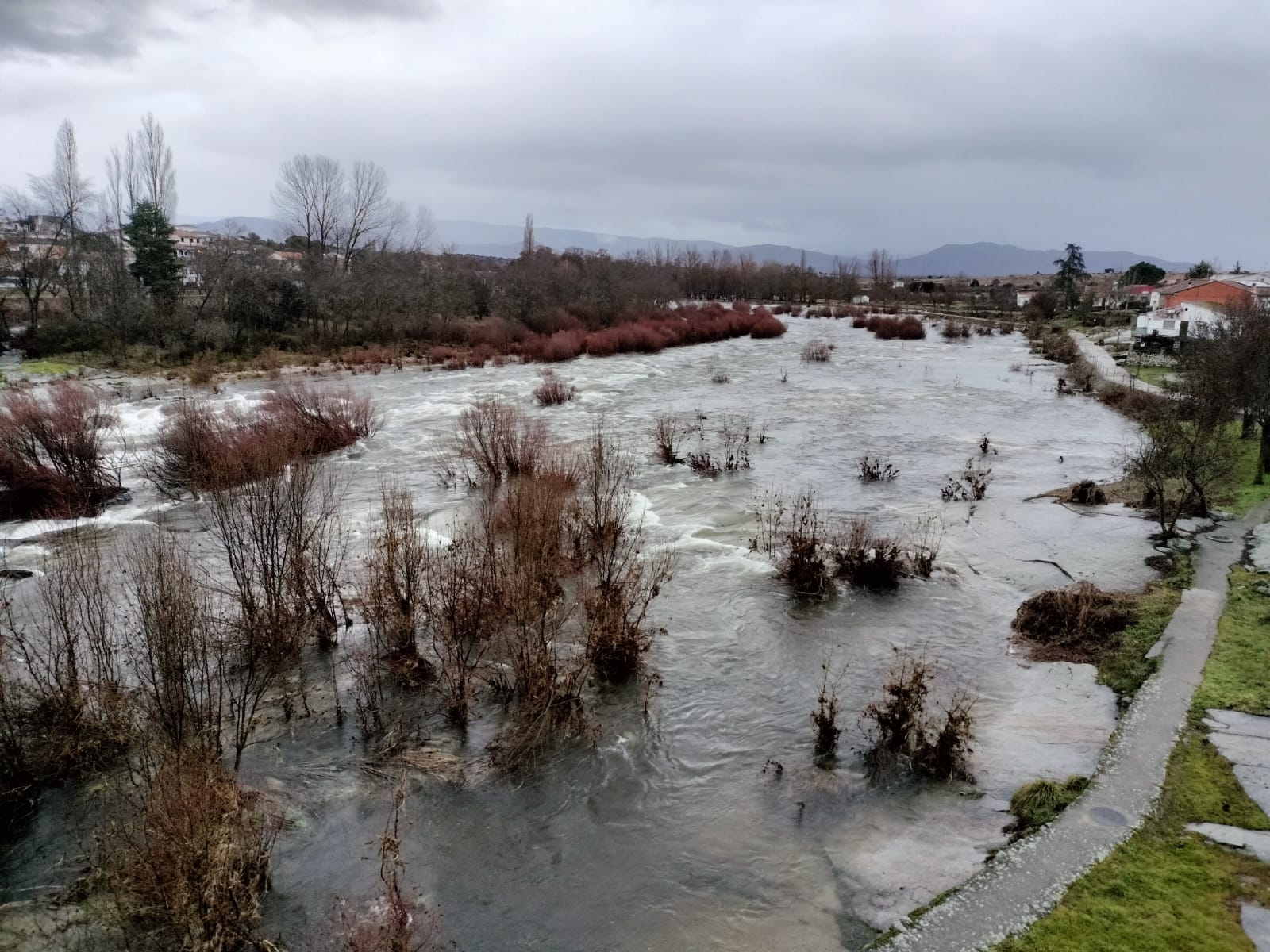 Crecida del río Tormes a su paso por Puente del Congosto tras las últimas lluvias