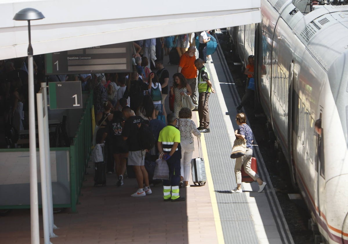 Un tren Alvia en la estación de trenes.