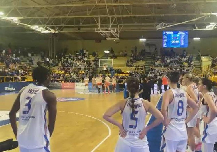 Las jugadoras de Avenida, antes del comienzo del partido.