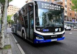 Imagen de un autobús urbano circulando por las calles de Salamanca.