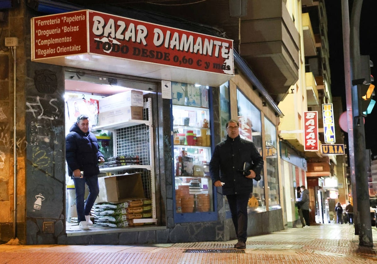 Un cliente saliendo de un bazar chino en Salamanca.