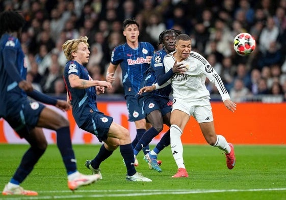 Mbappé, encimado por cuatro adversarios.