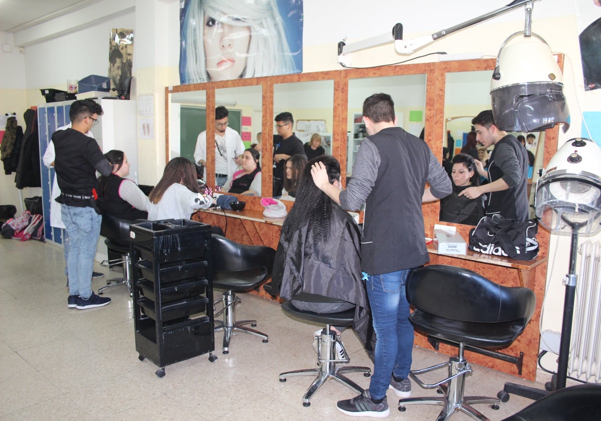 Alumnos de peluquería en una de las prácticas en un centro de Formación Profesonal de Salamanca.