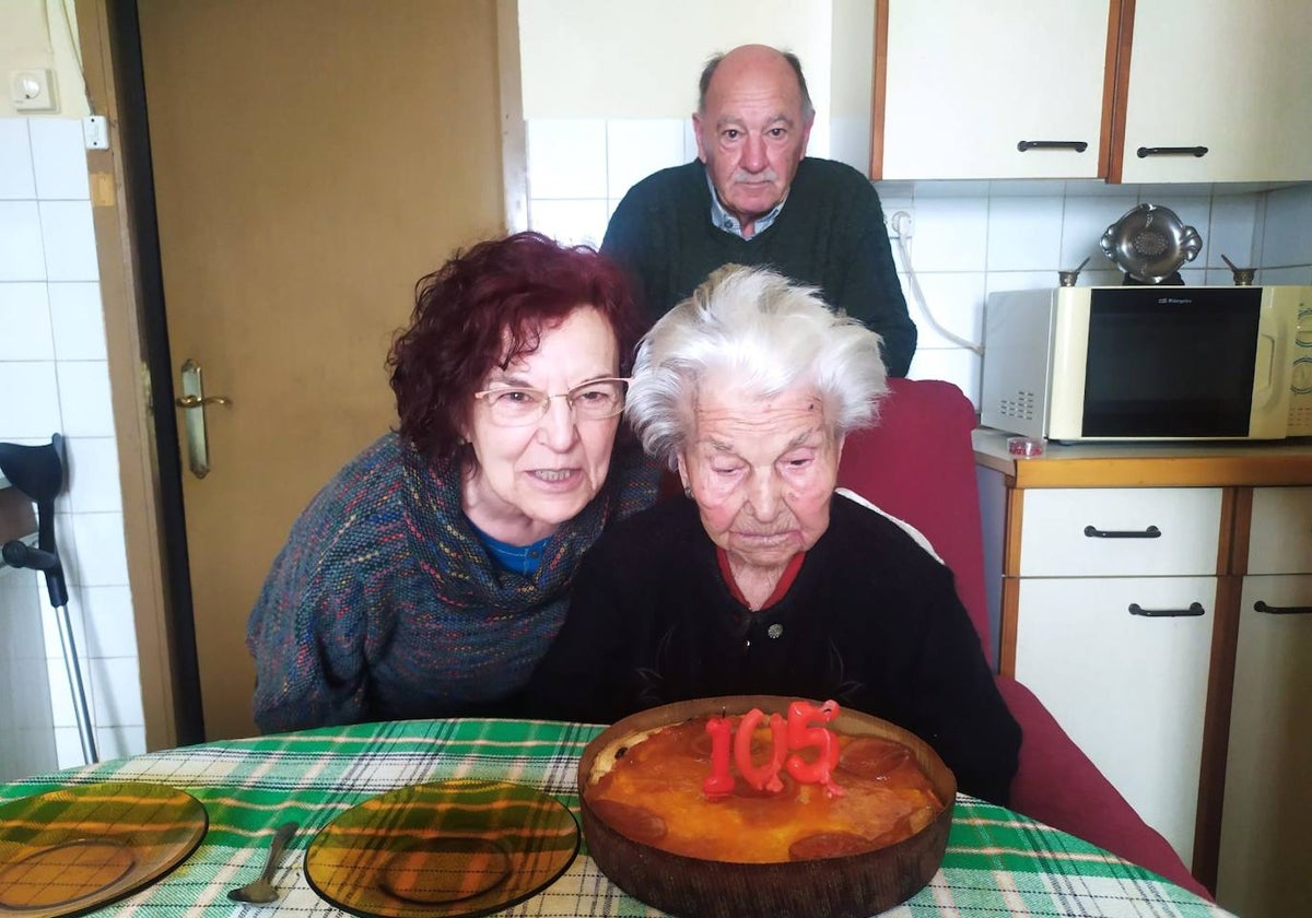 Isabel junto a sus hijos, soplando las velas de su 105 cumpleaños.