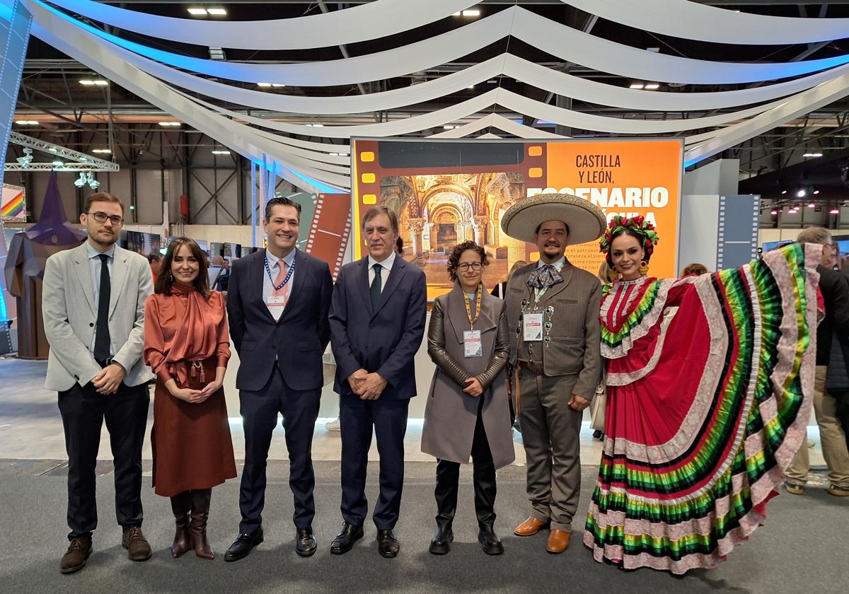 El alcalde de Salamanca, Carlos García Carbayo, junto a concejales del Ayuntamiento y representantes del estado de Jalisco.