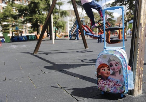 Imagen de una mochila de una niña, en un parque de la capital.