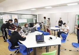 Alumnos del centro Río Tormes trabajan en el aula de nuevas tecnologías con realidad virtual.