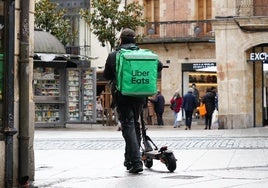 Un rider por una de las calles de Salamanca.