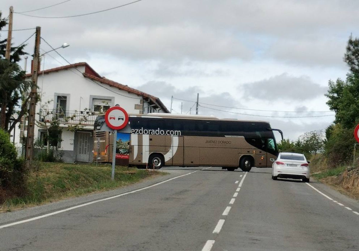 Autobús en Puente del Congosto, localidad afectada por la amenaza de recorte que ya sufre problemas en el transporte desde 2018.