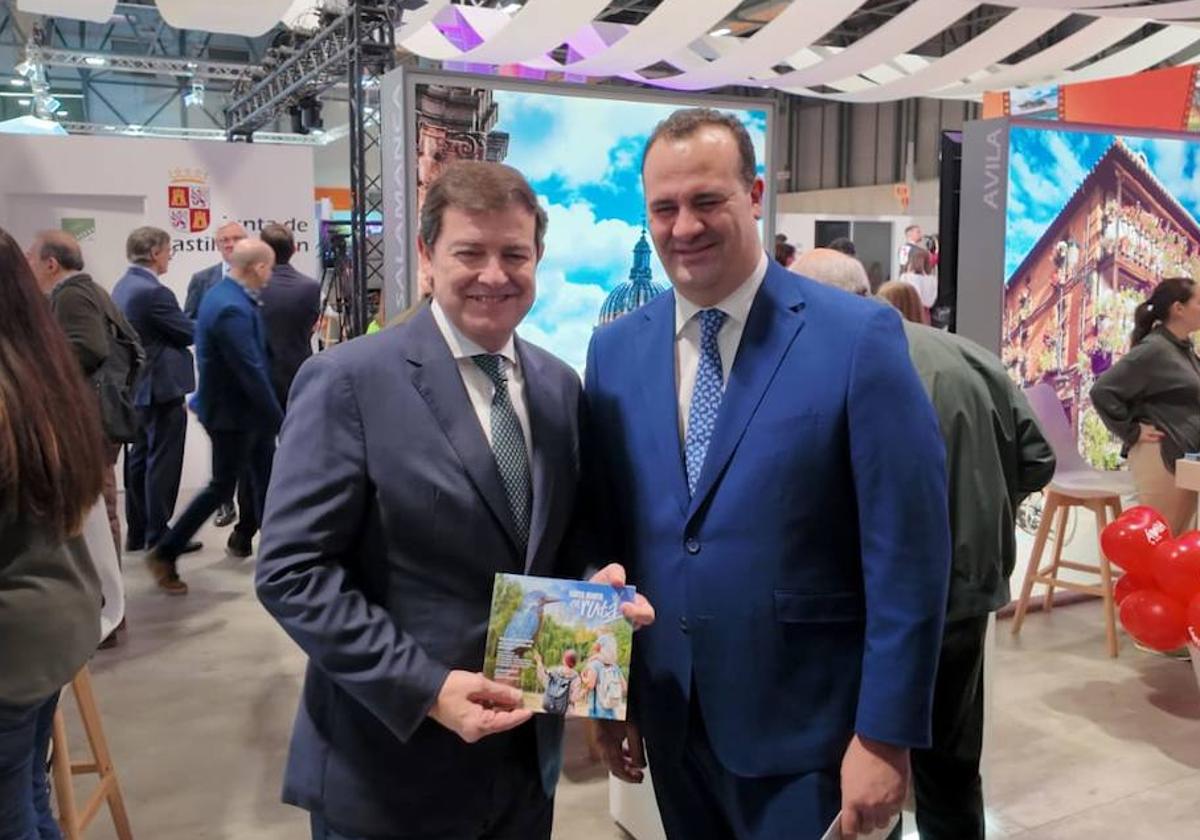 Alfonso Fernández Mañueco y David Mingo, en la presentación en Fitur de la nueva guía con cuatro recorridos en Santa Marta de Tormes.