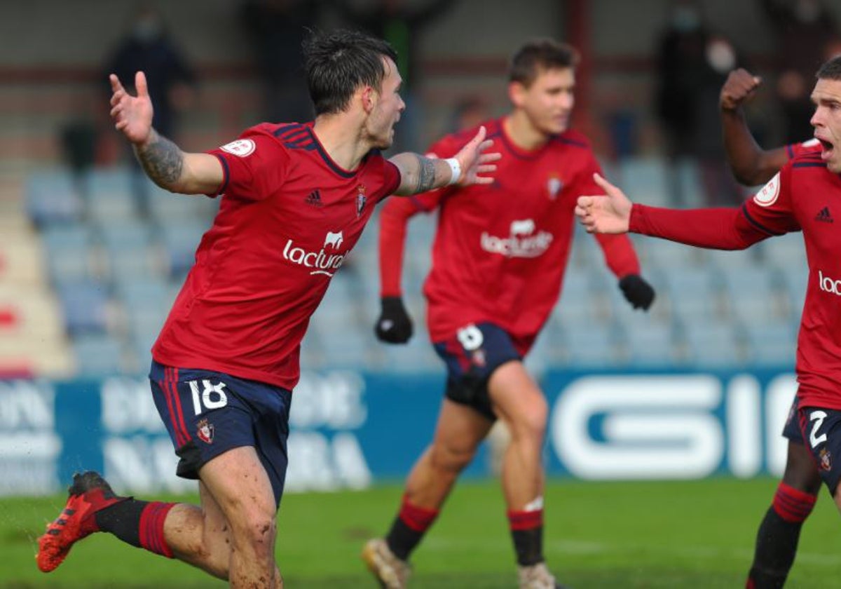 Kevin Soeiro celebrando un tanto con Osasuna Promesas.