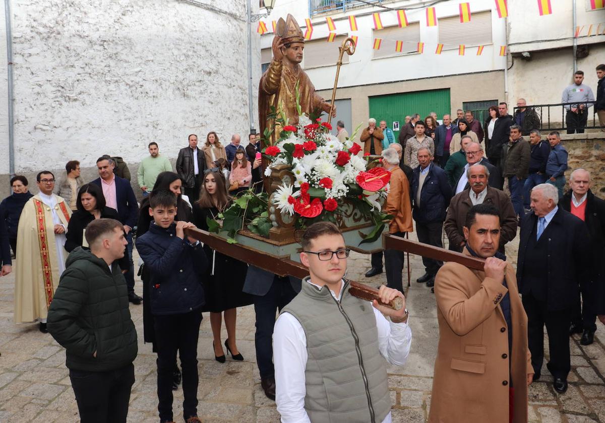 Momento de la salida en procesión de San Valerio en su fiesta del año pasado.