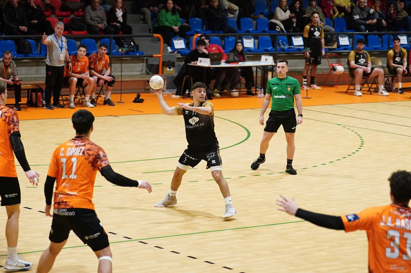 El BM Salamanca estrena el parqué del Río Tormes con derrota