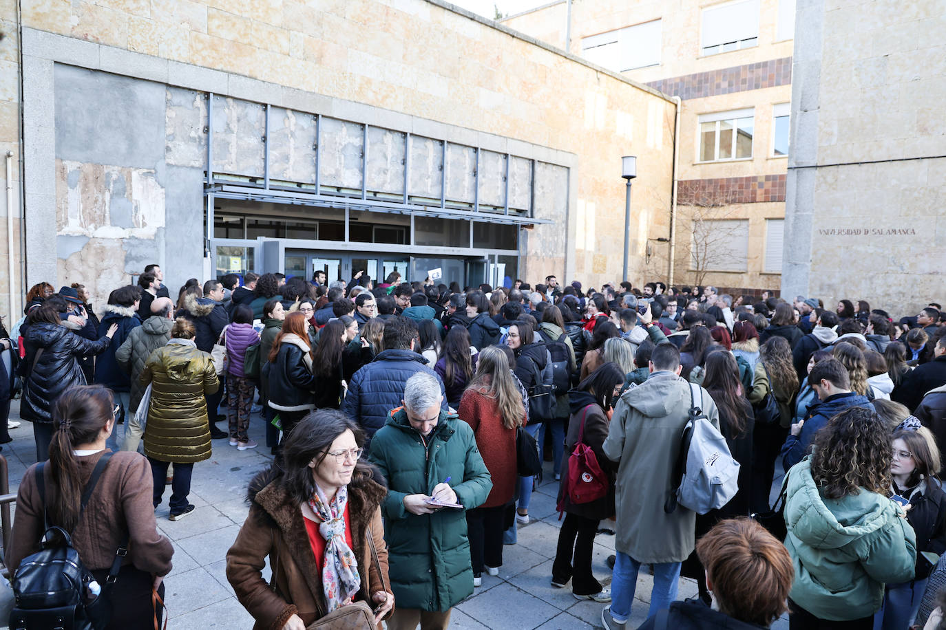 Nervios, &#039;lluvia&#039; de especialidades y repasos &#039;in extremis&#039;: así han sido los minutos previos al examen MIR