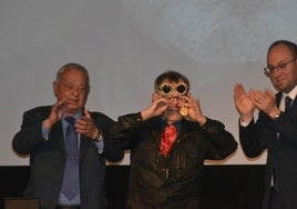 Fernando Arrabal muestra el Premio Castilla y León de las Letras