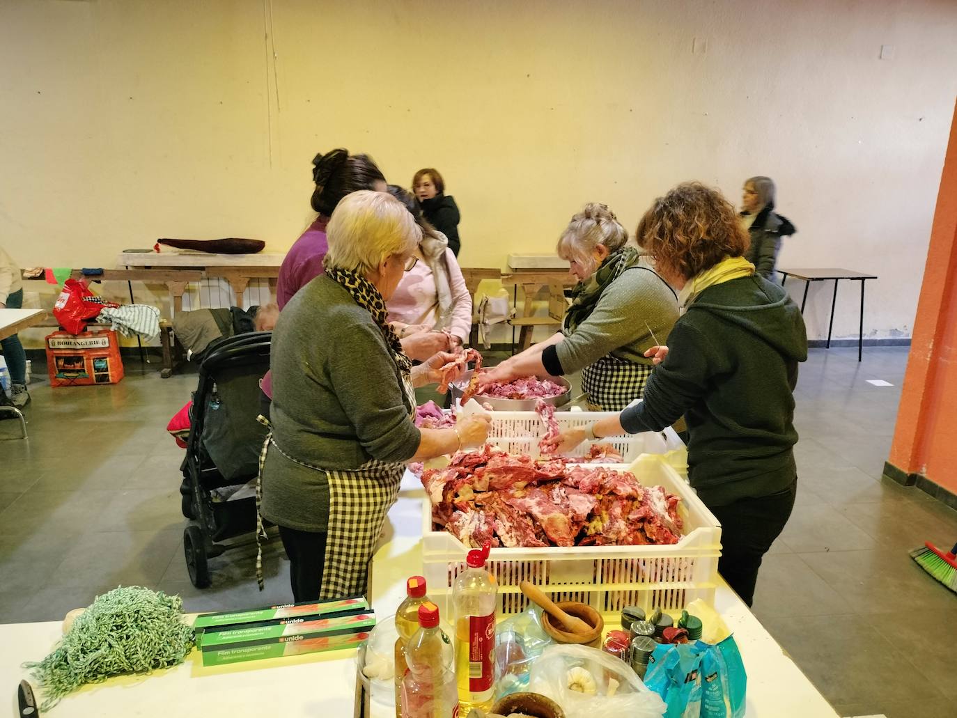 San Esteban de la Sierra disfruta de su matanza tradicional