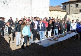 Los asistentes a la convivencia, en el momento de disfrutar del aperitivo.