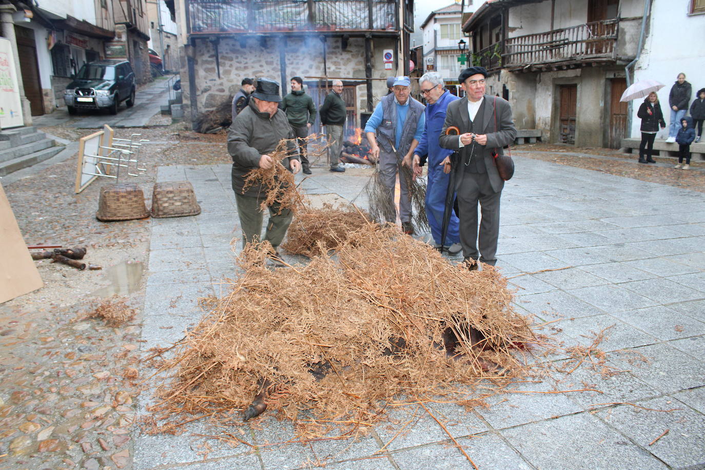 San Esteban de la Sierra disfruta de su matanza tradicional