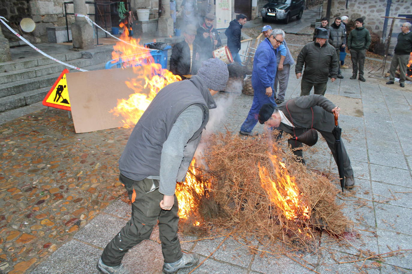 San Esteban de la Sierra disfruta de su matanza tradicional