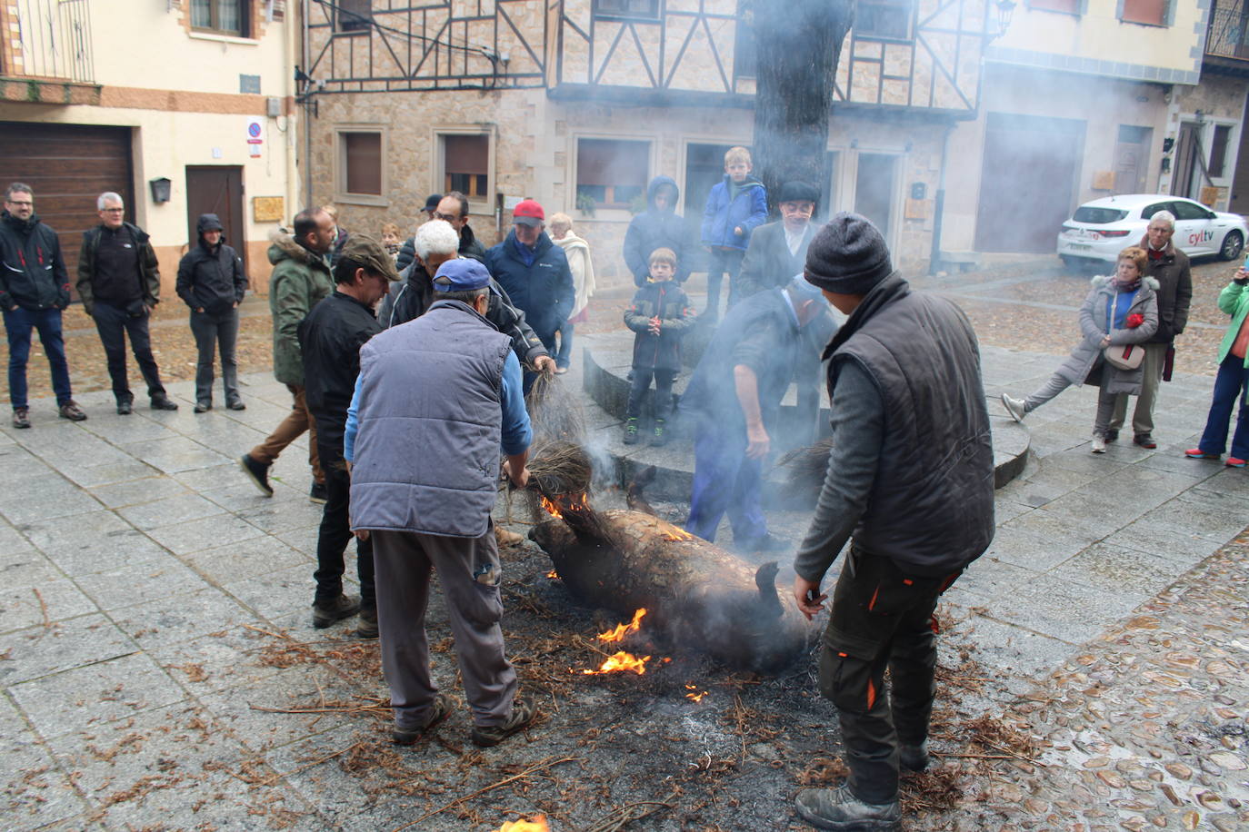 San Esteban de la Sierra disfruta de su matanza tradicional