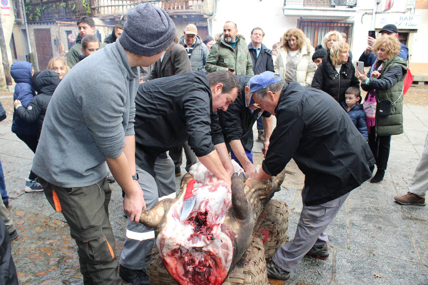 San Esteban de la Sierra disfruta de su matanza tradicional