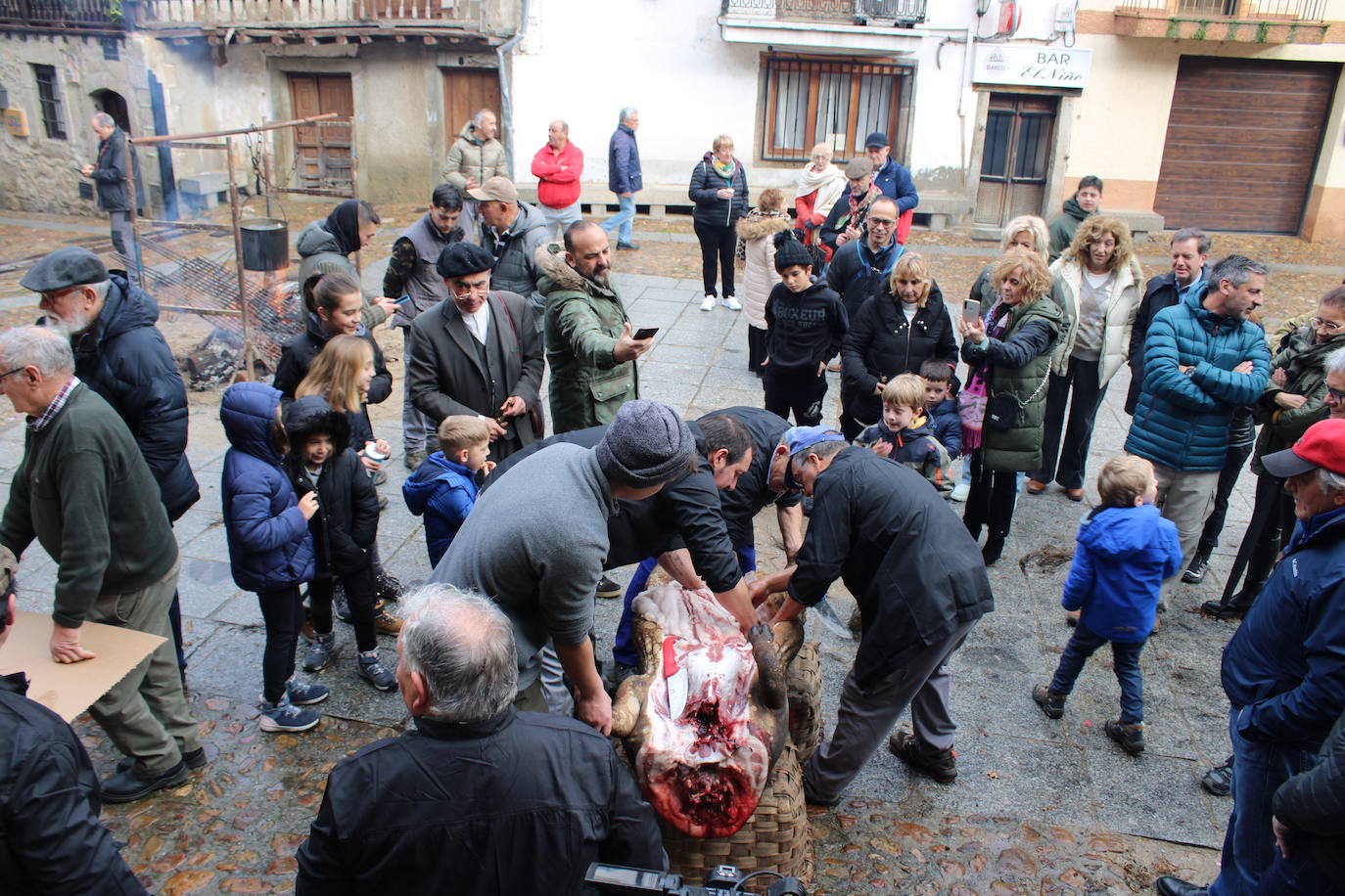 San Esteban de la Sierra disfruta de su matanza tradicional