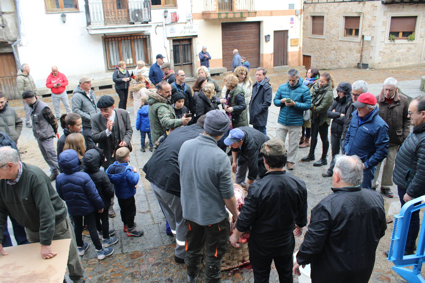 San Esteban de la Sierra disfruta de su matanza tradicional