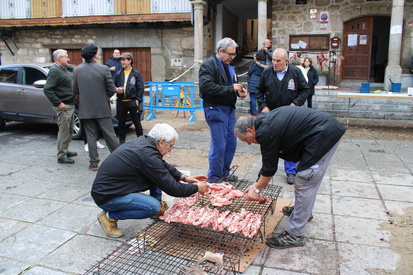 San Esteban de la Sierra disfruta de su matanza tradicional