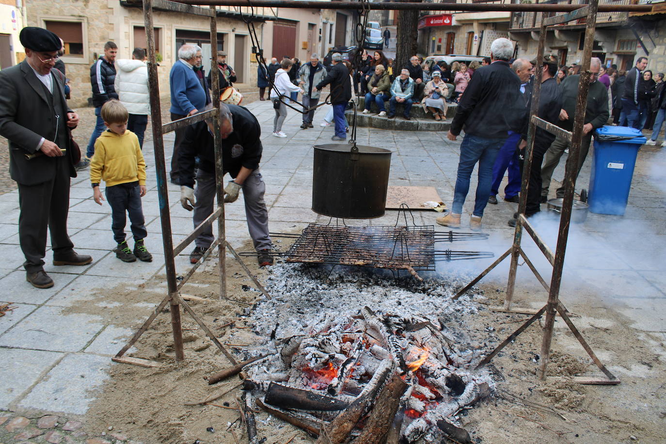 San Esteban de la Sierra disfruta de su matanza tradicional