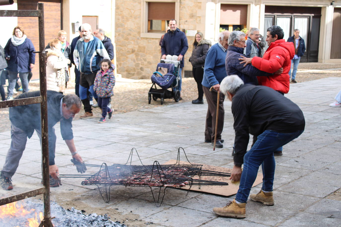 San Esteban de la Sierra disfruta de su matanza tradicional