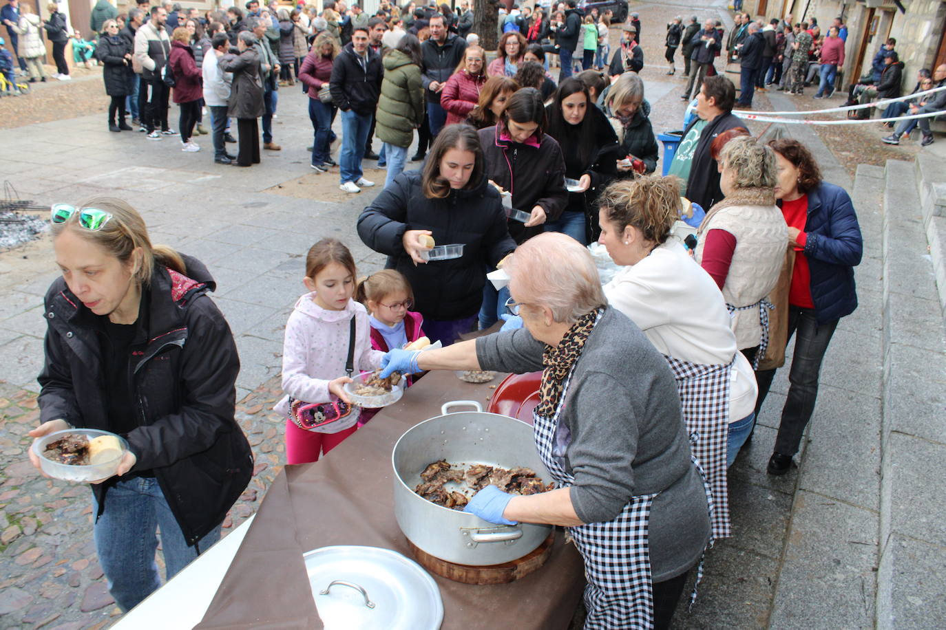 San Esteban de la Sierra disfruta de su matanza tradicional