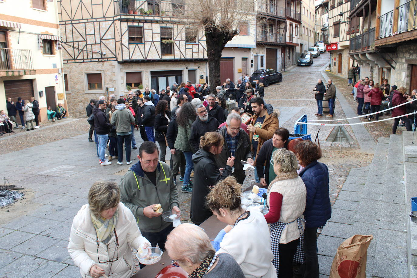 San Esteban de la Sierra disfruta de su matanza tradicional