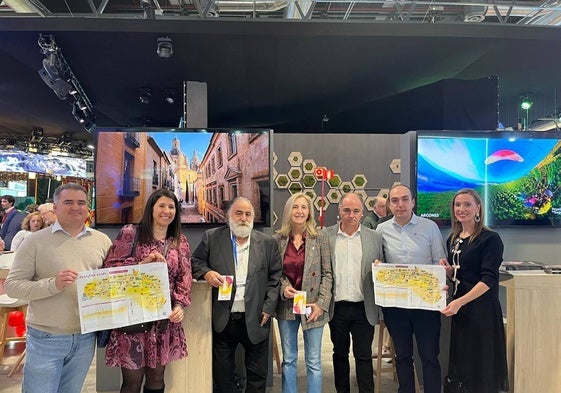 Comitiva que ha participado en la presentación de la ruta en bicicleta eléctrica.