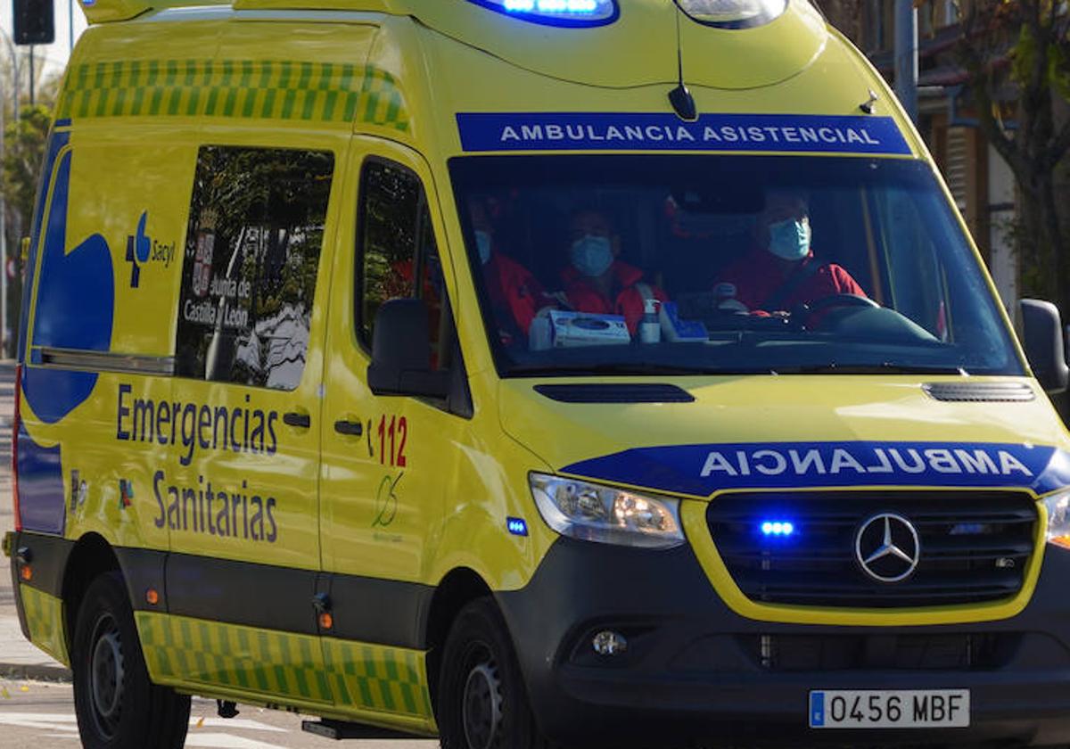 Una ambulancia circula por la capital.