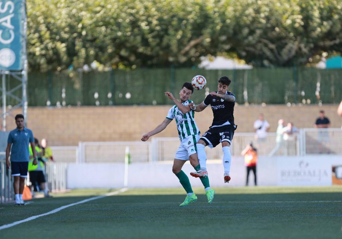 Montes y Caramelo pugnan por alto durante el encuentro de la primera vuelta entre el CD Guijuelo y el Salamanca UDS en el Luis Ramos.