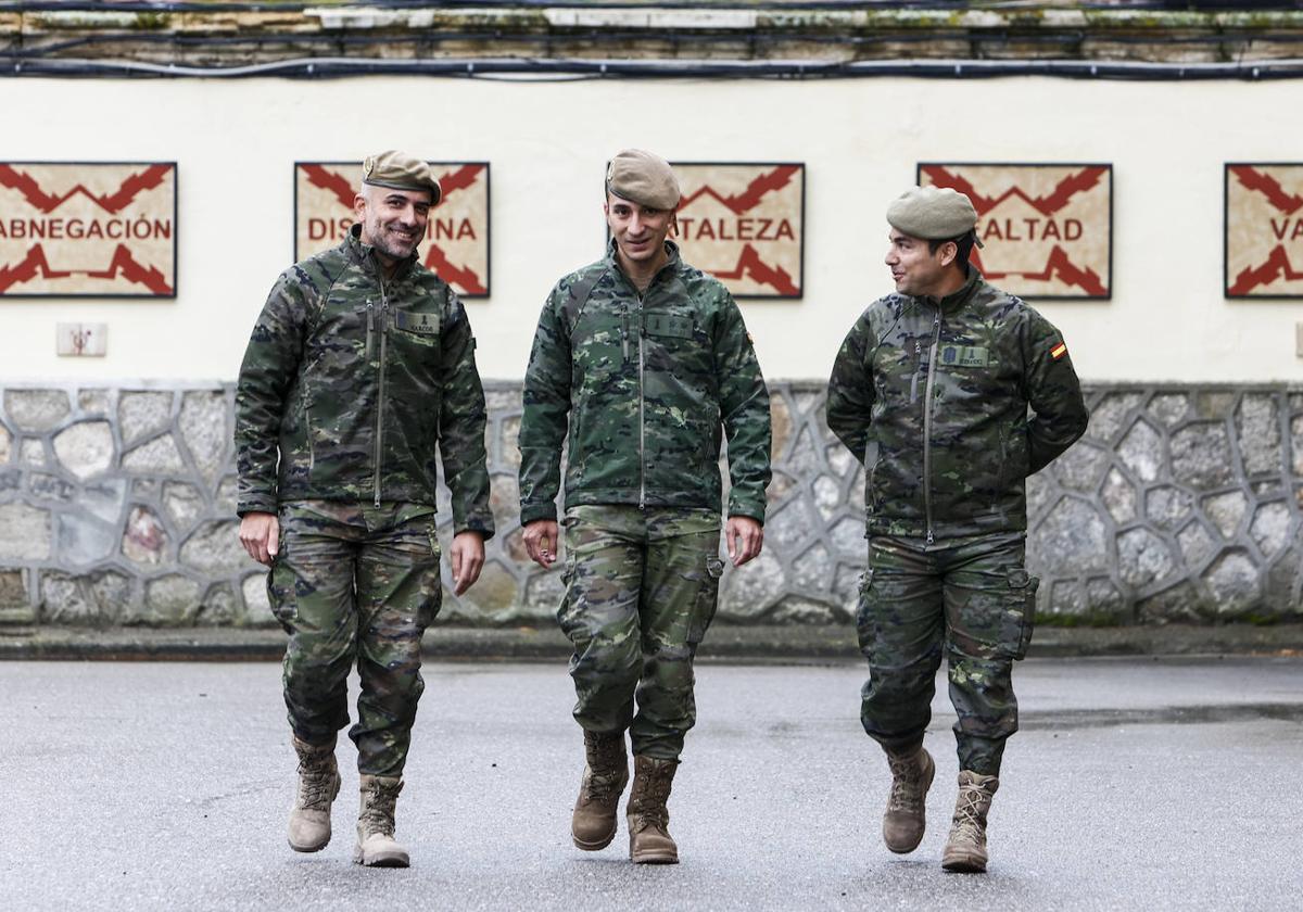 El brigada Marcos, el teniente Prieto y el cabo Hernández, ya en el cuartel salmantino.