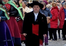 Imagen de Enrique Neila vestido de choricero en la procesión de la Virgen de las Candelas en Candelario.