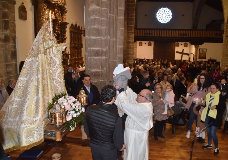 Presentación de los pequeños ante la Virgen de las Candelas en Candelario.