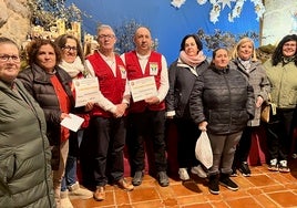 Imagen de integrantes de la Seráfica Hermandad con los voluntarios de la asociación bejarana contra el cáncer.