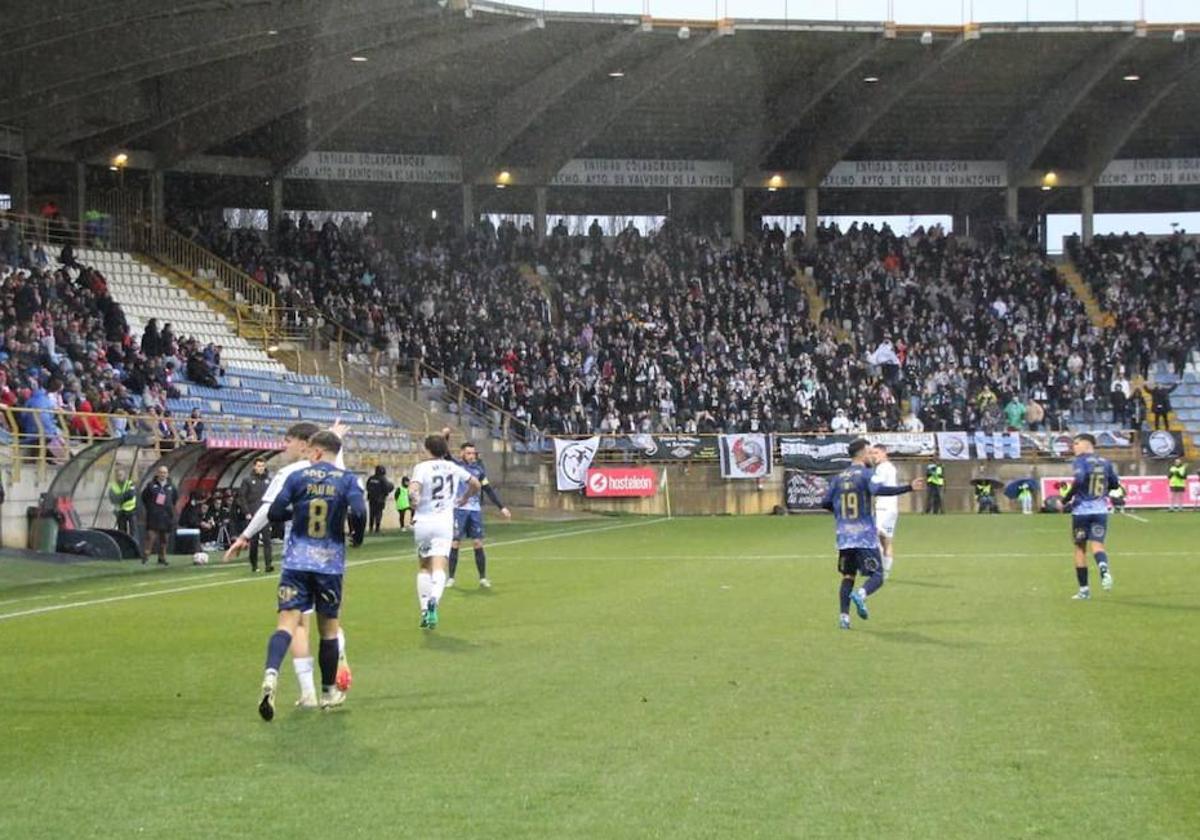 Imagen del partido disputado entre la Cultural y Deportiva Leonesa y Unionistas en el Reino de León este domingo.