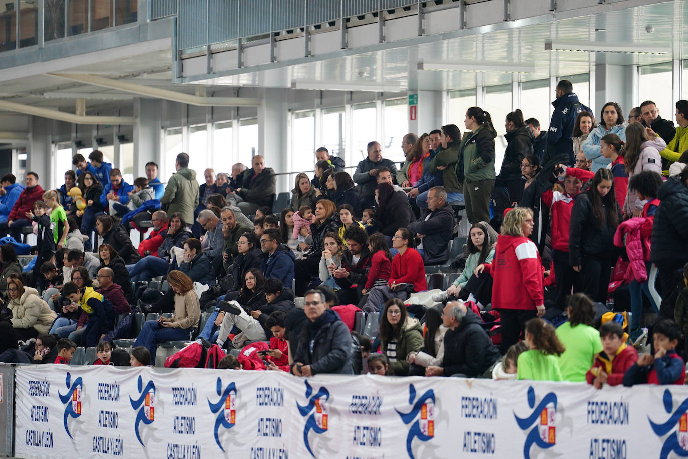 Los escolares estrenan la temporada bajo techo