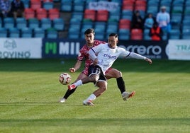 Juancho, en una disputa de balón durante el derbi.