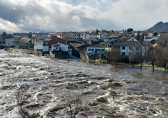 El río Tormes a su paso por el Puente del Congosto