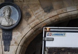 Un camión de reparto de grandes dimensiones daña un arco de la Plaza Mayor