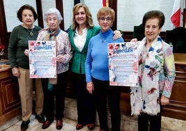 Esperanza Ayala, Purificación Redondo, Purificación Pozo, Isabel García y Laura Sánchez, esta mañana de lunes en el Ayuntamiento de Béjar.