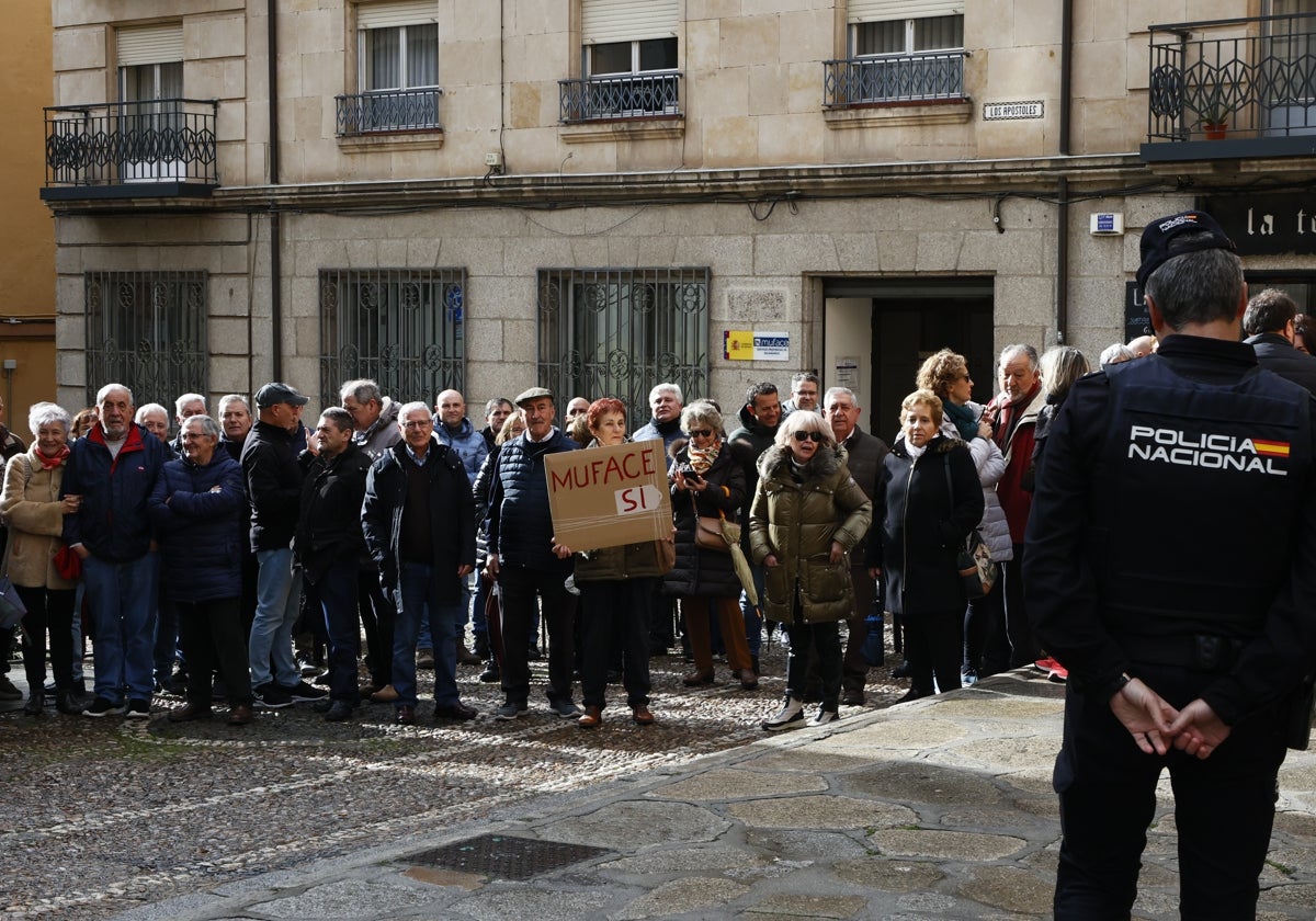 Concentración de mutualistas frente a la sede de Muface en Salamanca.