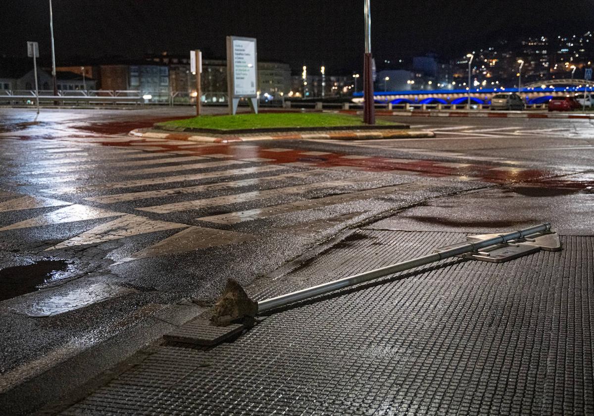 Una señal caída en Pontevedra como consecuencia de las fuertes rachas de viento registradas esta madrugada.