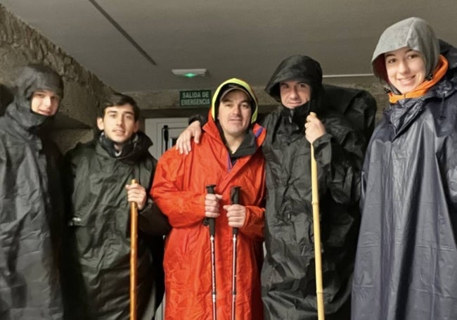 Los toreros pertrechados de chubasqueros para afrontar las inclemencias del tiempo.