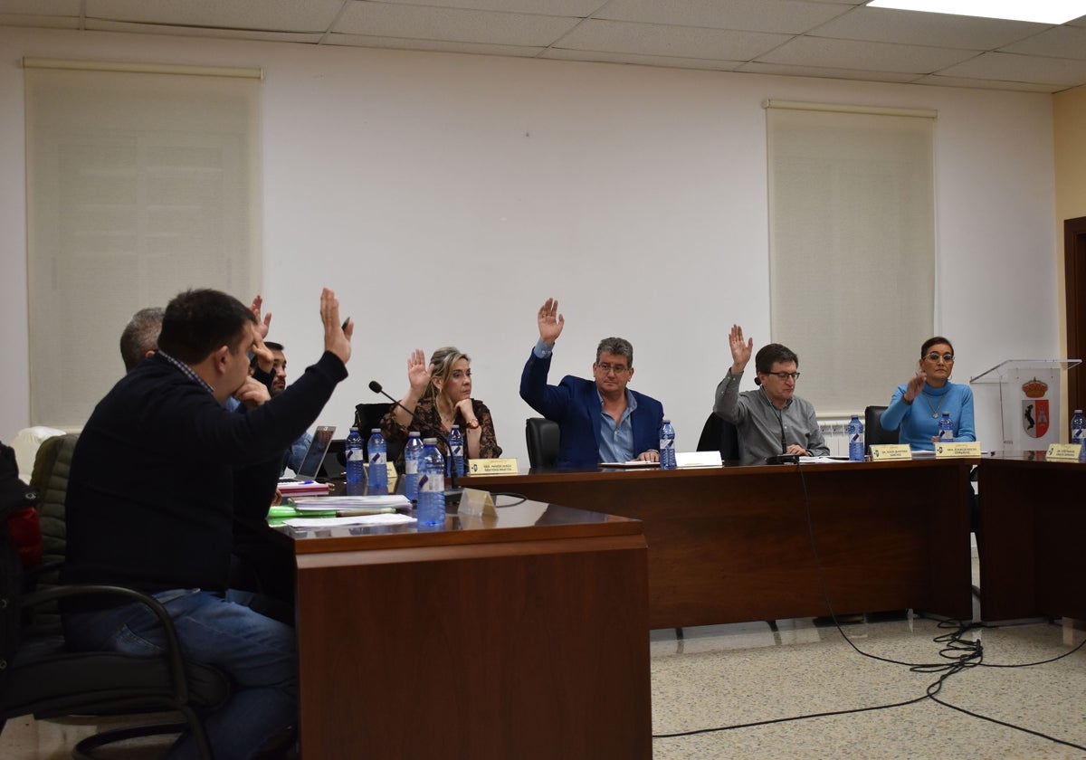 Munícipes de Cabrerizos durante una de las votaciones.