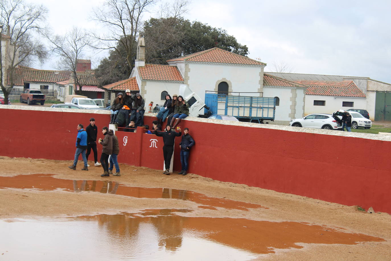 Los vecinos de Valero desafían al frío y disfrutan de una animada víspera de San Valerio